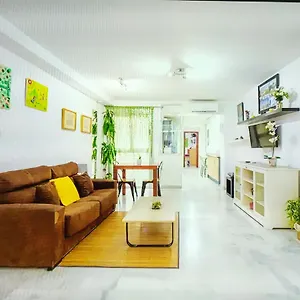 https://apartamento-malagueta-campos-eliseos-malaga.hotelsinnerja.org